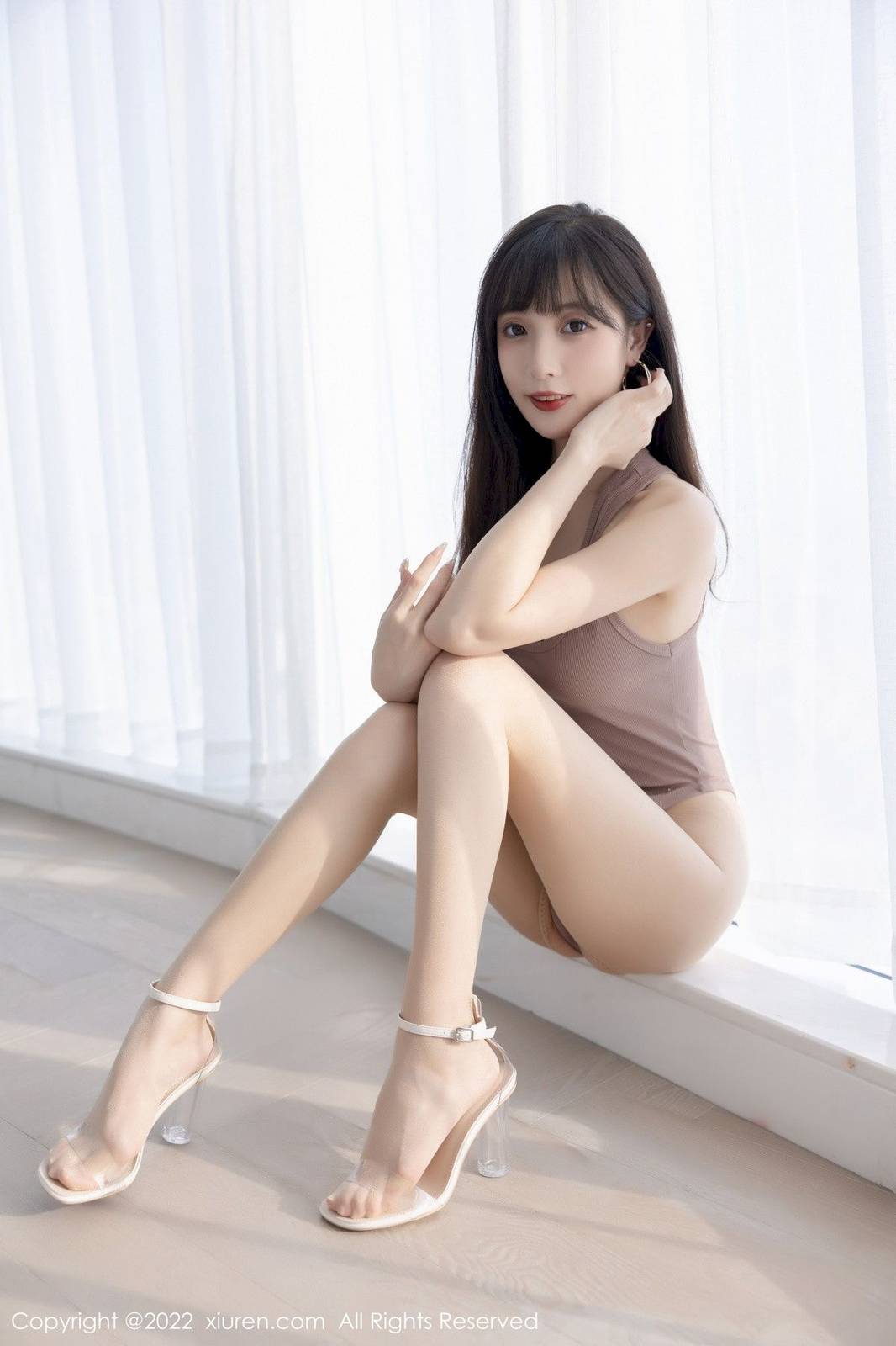 秀人网美女模特林星阑咖啡色高开叉服饰白色短裙性感写真-29