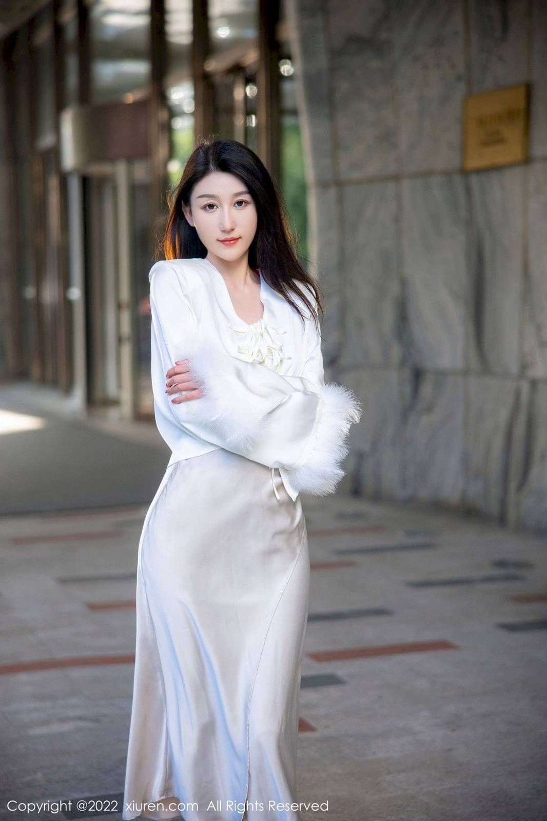 秀人网新人模特薇薇酱白色服饰都市丽人装扮诱人写真-2