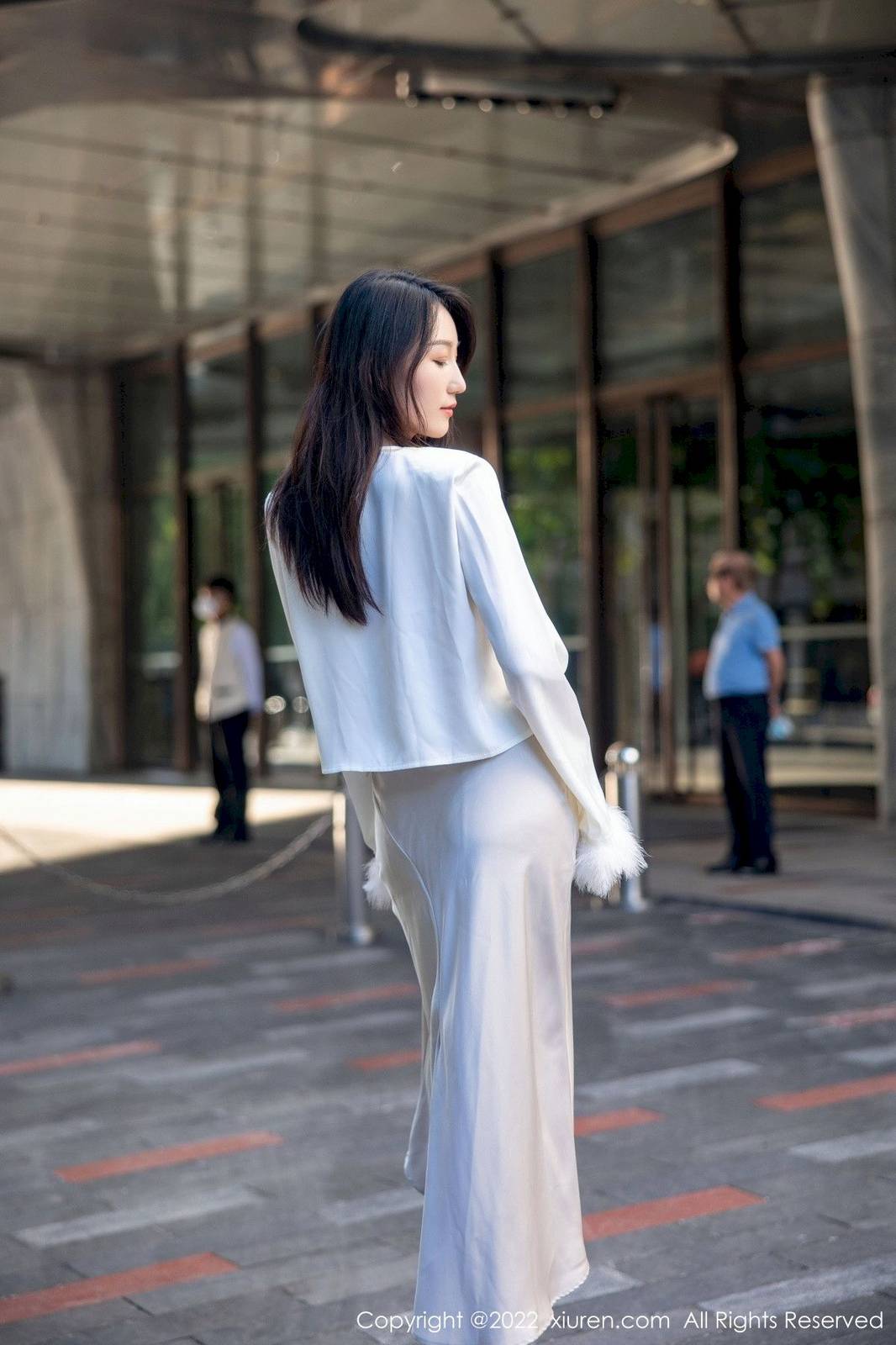 秀人网新人模特薇薇酱白色服饰都市丽人装扮诱人写真-6