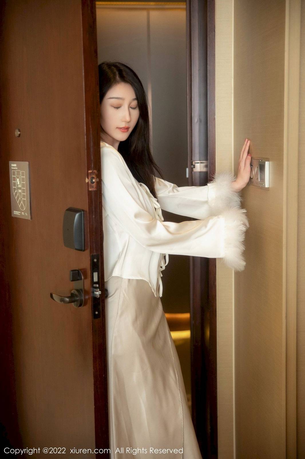 秀人网新人模特薇薇酱白色服饰都市丽人装扮诱人写真-11