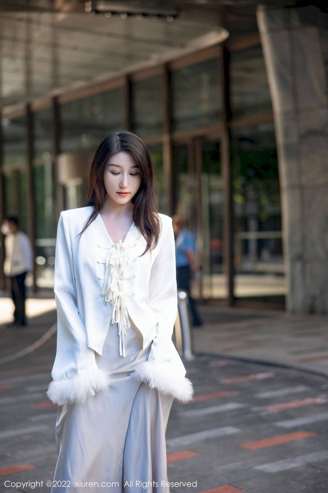 秀人网新人模特薇薇酱白色服饰都市丽人装扮诱人写真-7