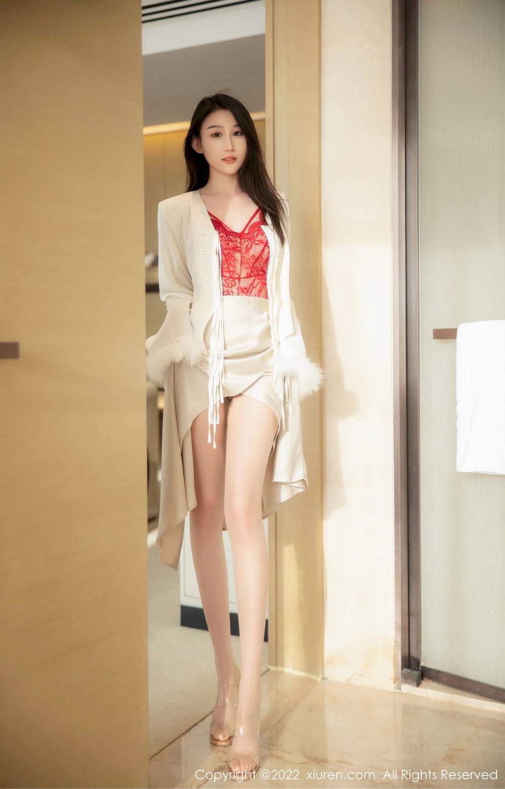 秀人网新人模特薇薇酱白色服饰都市丽人装扮诱人写真-23