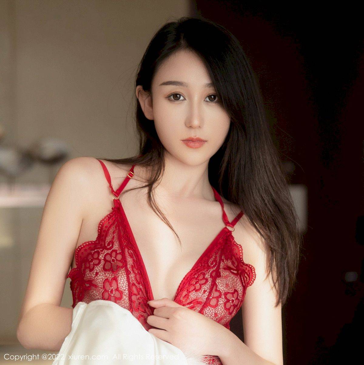 秀人网新人模特薇薇酱白色服饰都市丽人装扮诱人写真-32