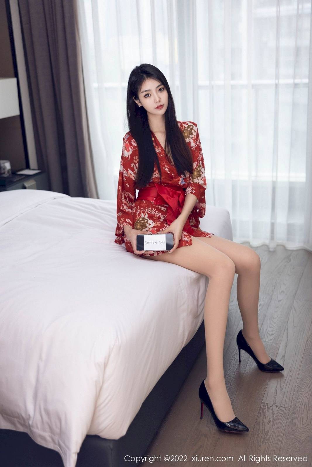 秀人网美女模特可乐Vicky红色服饰搭配原色丝袜性感写真-3