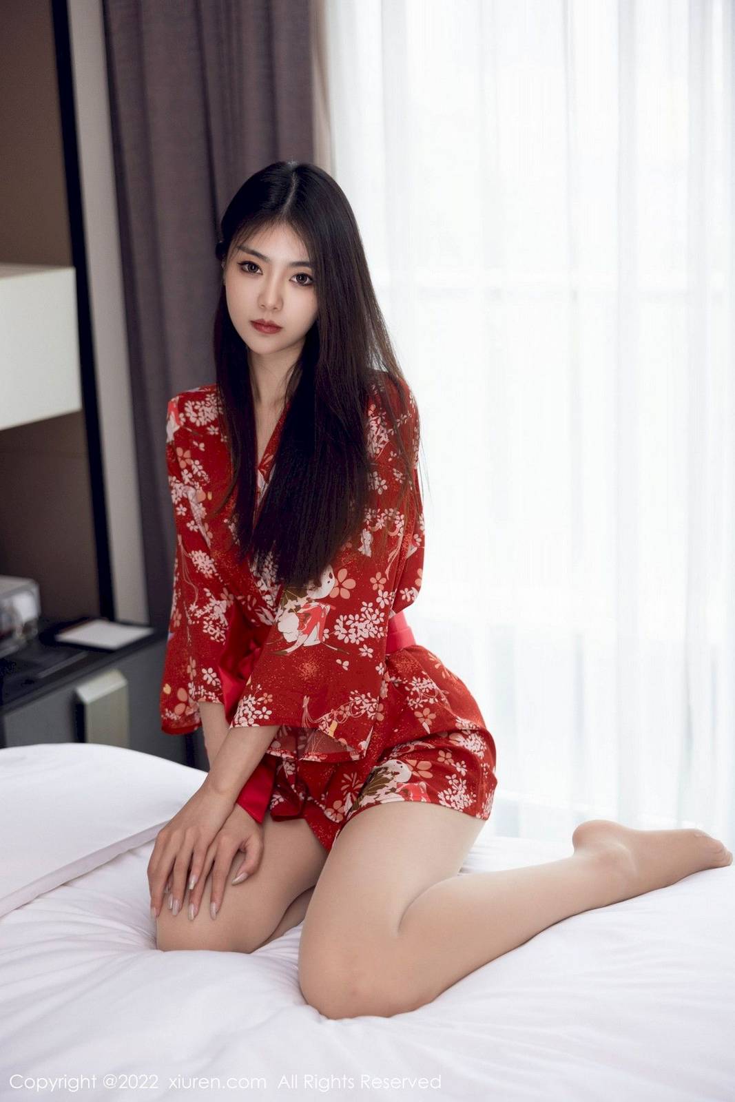 秀人网美女模特可乐Vicky红色服饰搭配原色丝袜性感写真-8
