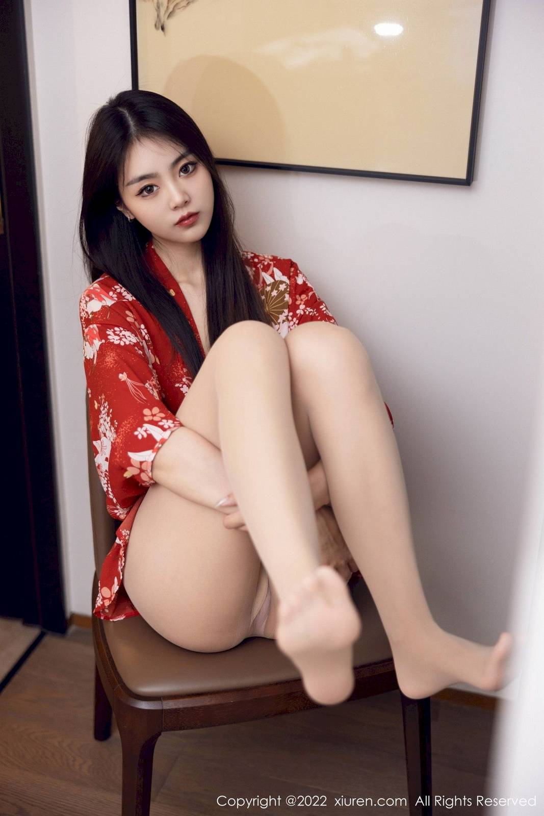 秀人网美女模特可乐Vicky红色服饰搭配原色丝袜性感写真-19