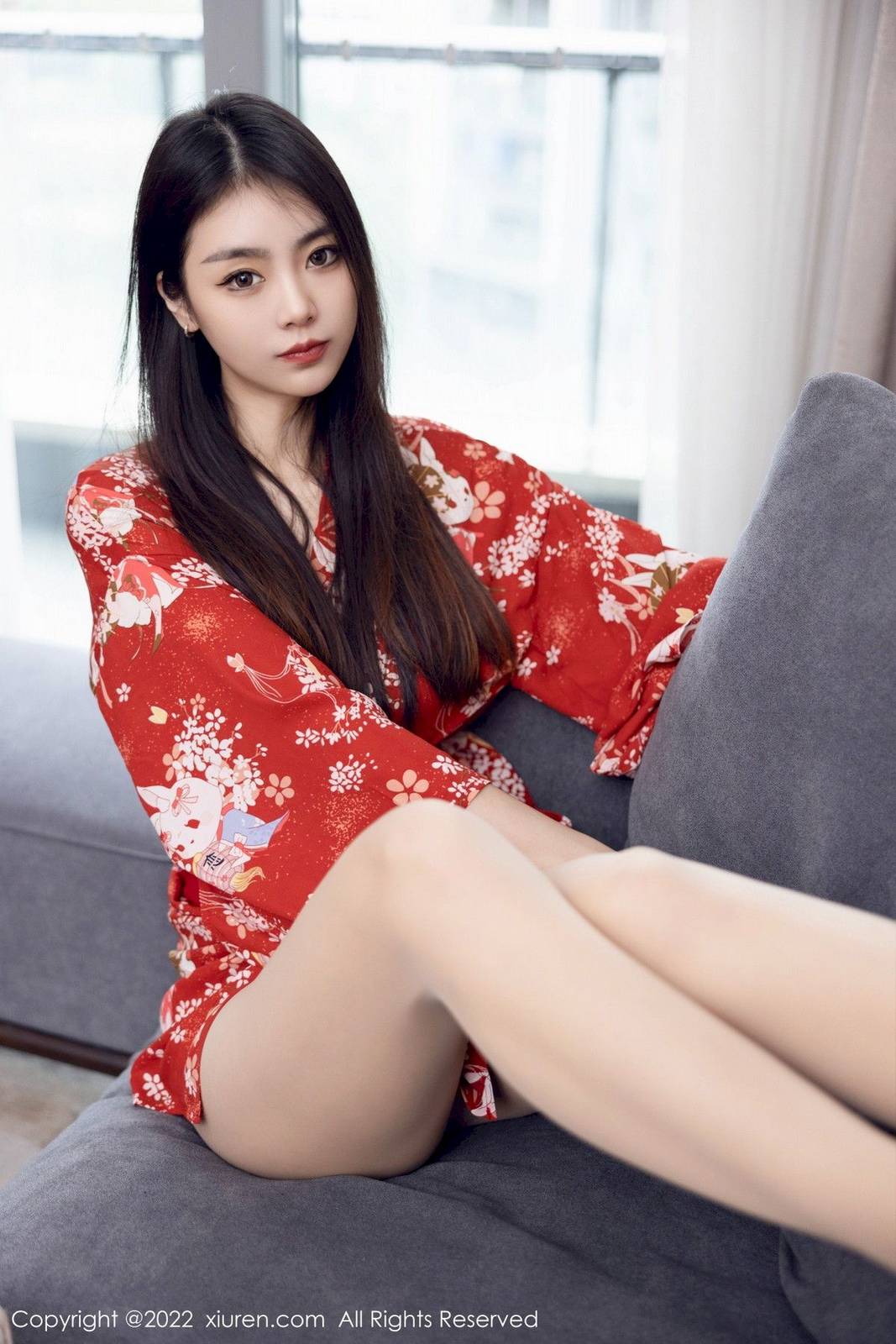 秀人网美女模特可乐Vicky红色服饰搭配原色丝袜性感写真-32