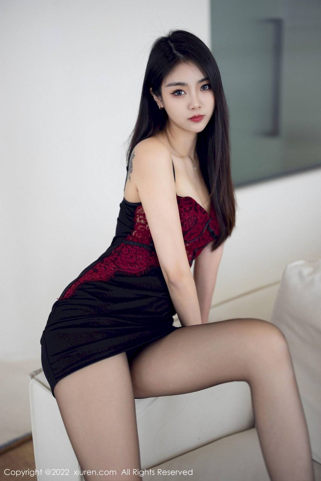 秀人网美女模特可乐Vicky暗红吊带上衣黑色短裙性感写真-47