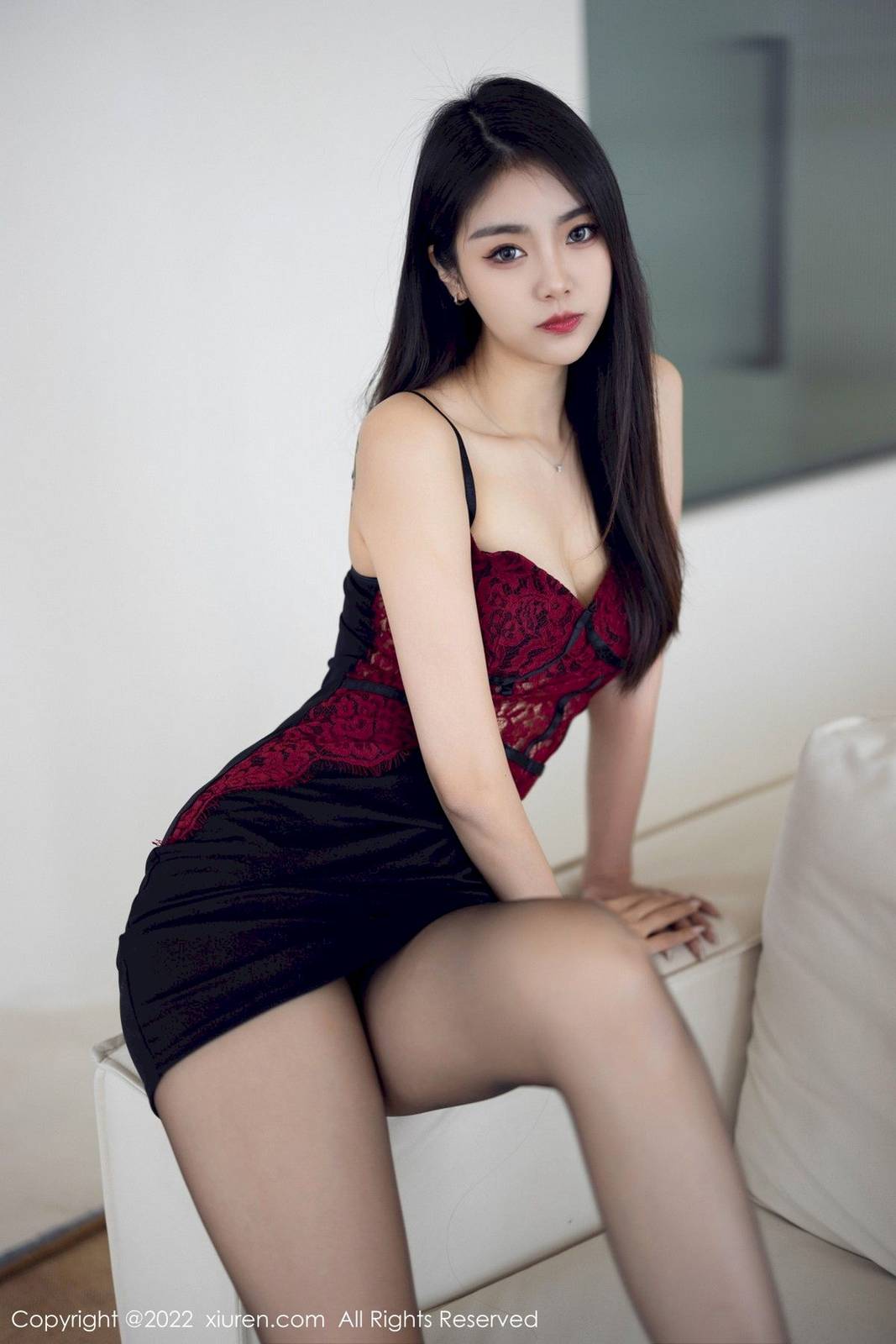 秀人网美女模特可乐Vicky暗红吊带上衣黑色短裙性感写真-46