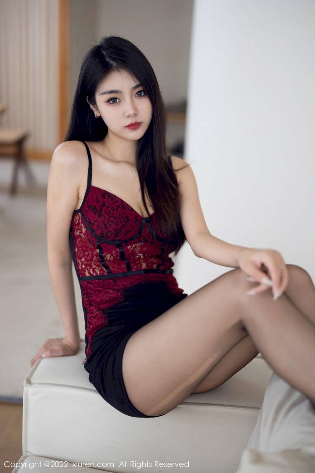秀人网美女模特可乐Vicky暗红吊带上衣黑色短裙性感写真-51
