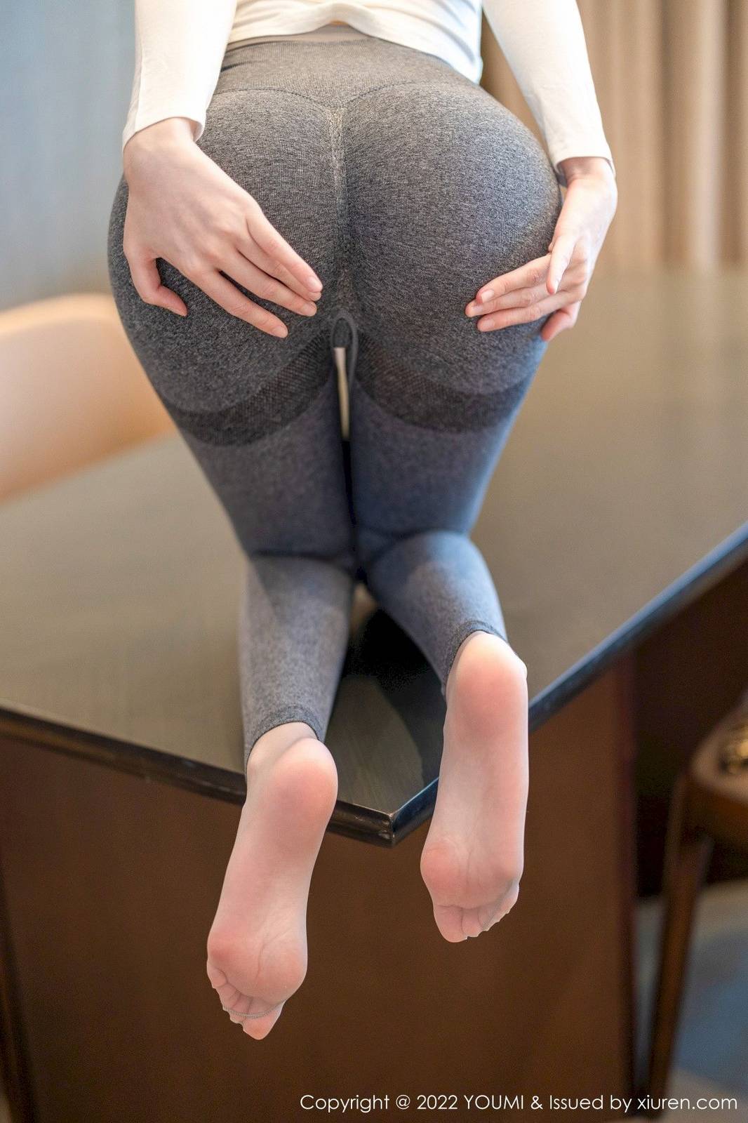 YouMi尤蜜荟模特逗逗DouDou白色上衣灰色运动裤十月心愿旅拍-22