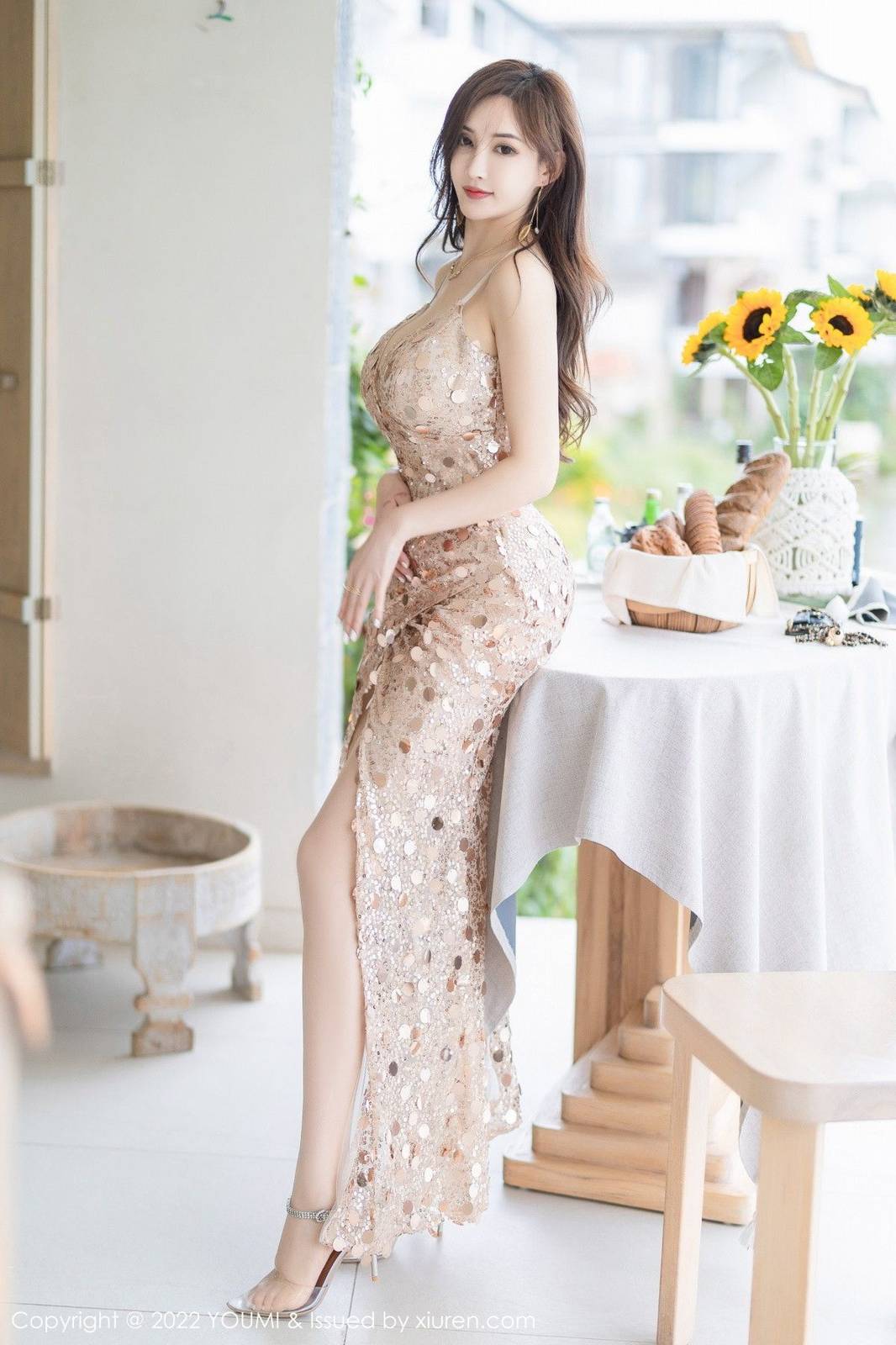 尤蜜荟女神周妍希浅色闪亮吊带连衣长裙原色丝袜大理旅拍-5