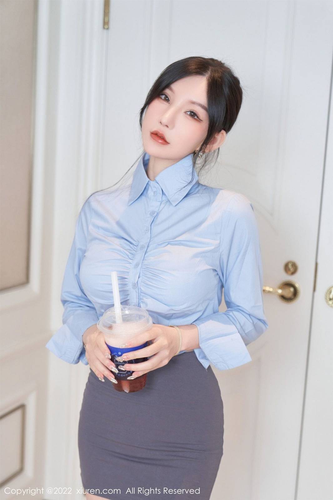 秀人网性感女神周于希Sally职场OL灰丝美腿装扮心愿旅拍-2