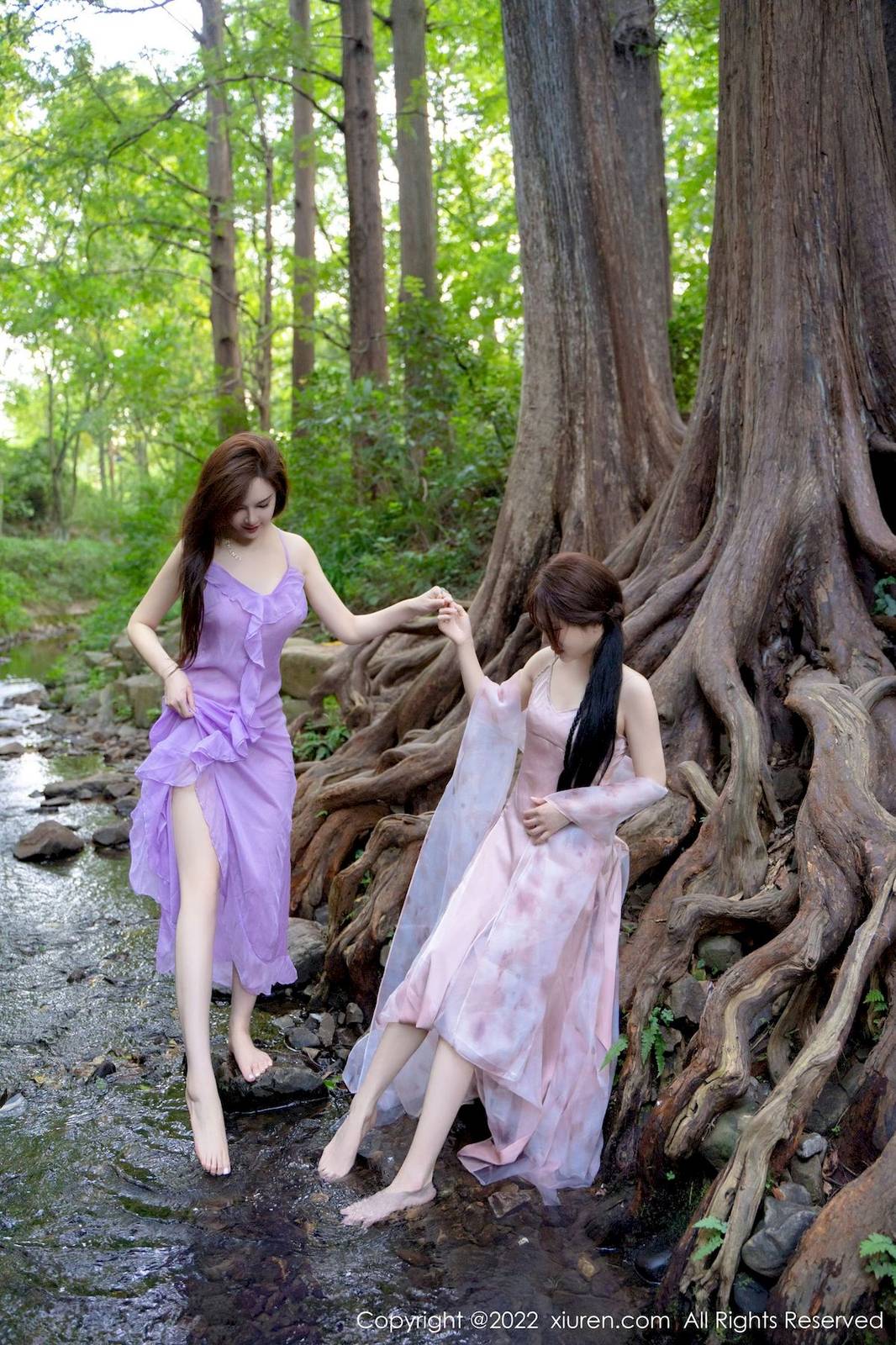 秀人网性感姐妹花婠婠么&小肥莹淡紫色吊带长裙户外拍摄-44