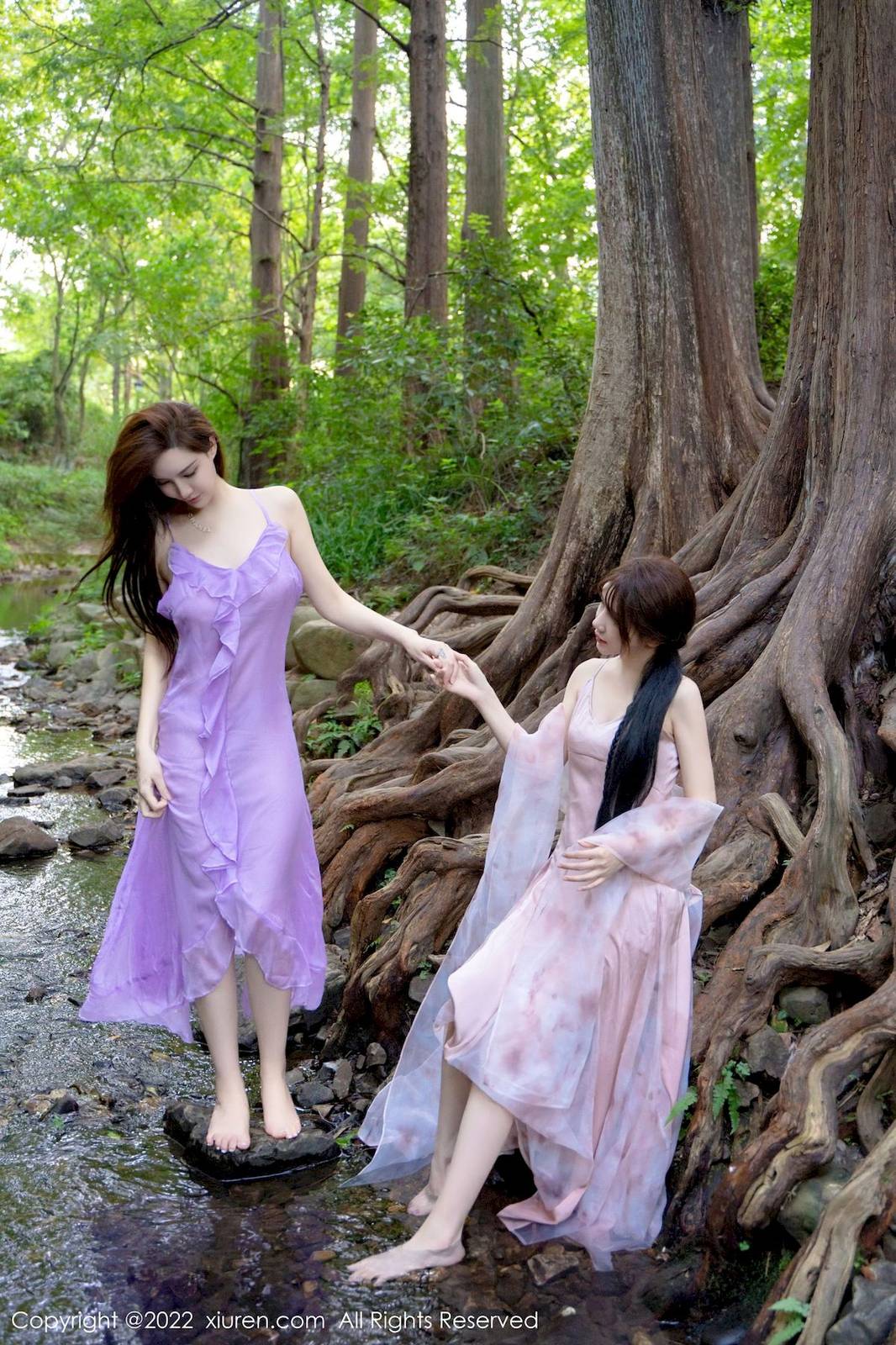 秀人网性感姐妹花婠婠么&小肥莹淡紫色吊带长裙户外拍摄-43