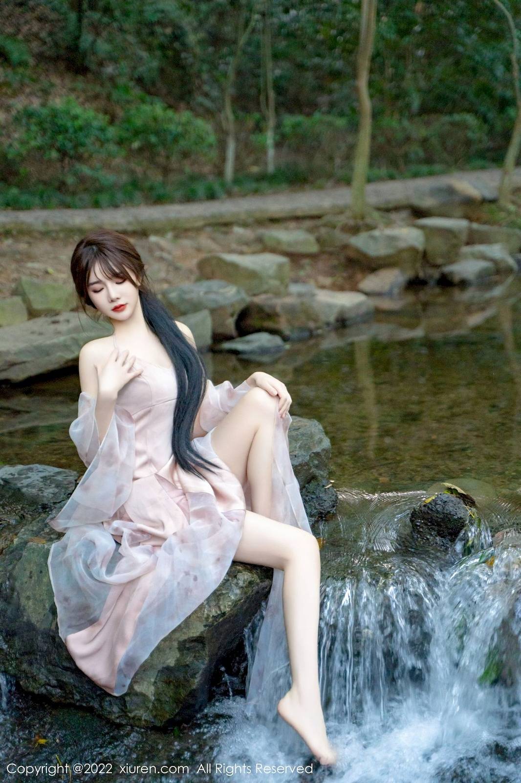 秀人网性感姐妹花婠婠么&小肥莹淡紫色吊带长裙户外拍摄-68