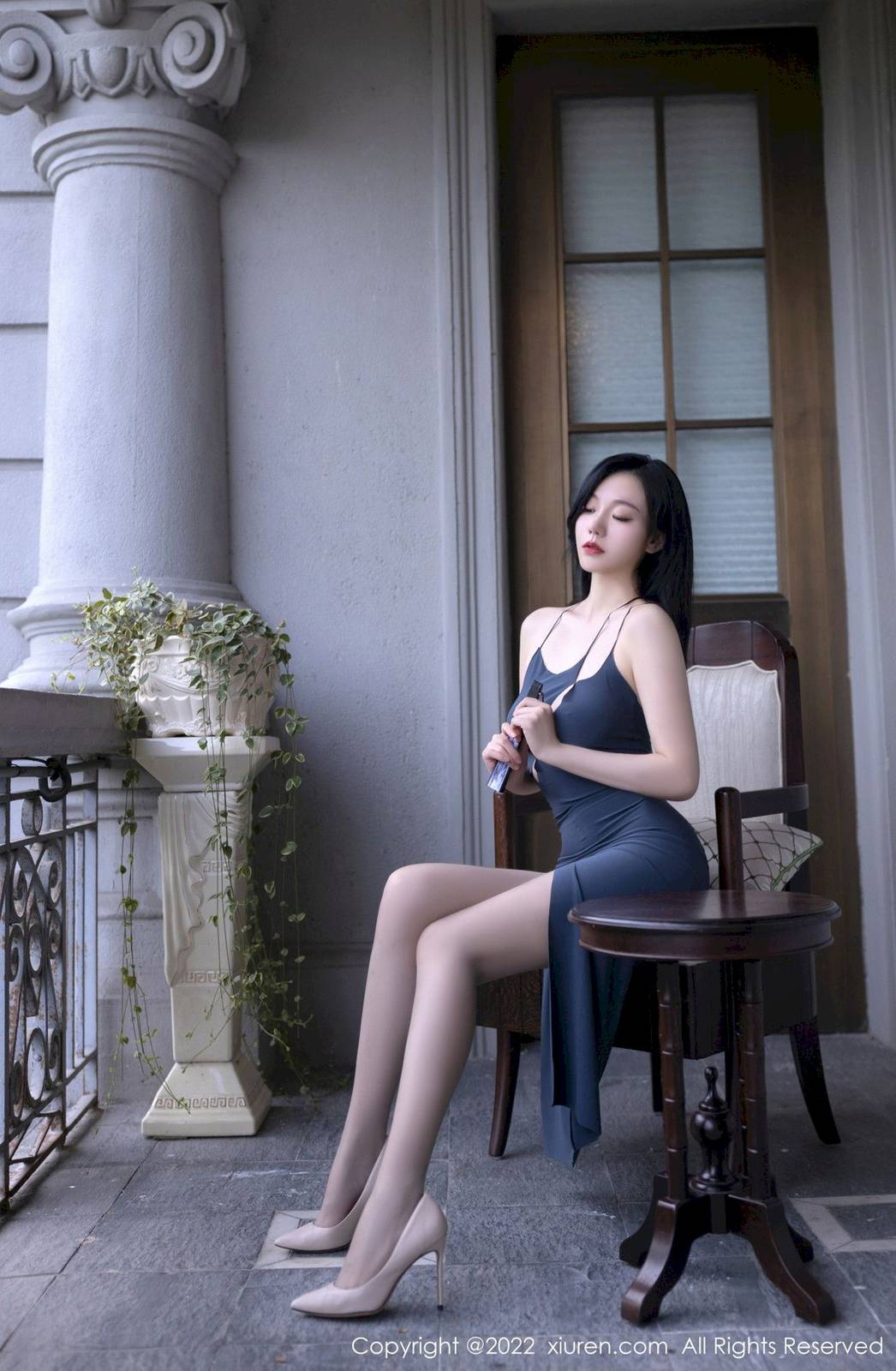 秀人网美女模特安然anran蓝灰露肩连衣裙诱人灰丝北京旅拍-19