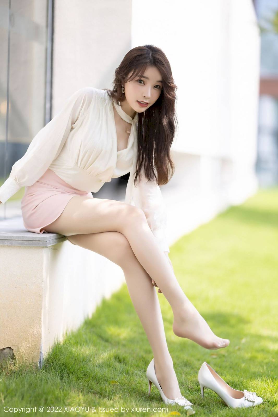 语画界性感女神徐莉芝Booty白色上衣搭配粉色短裙丽质套图-18