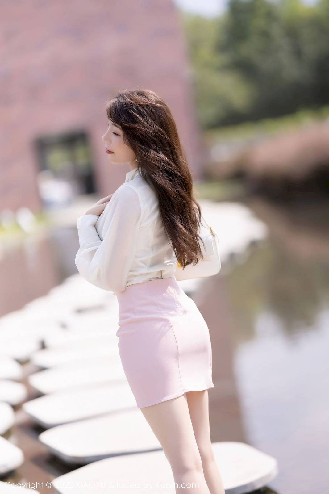 语画界性感女神徐莉芝Booty白色上衣搭配粉色短裙丽质套图-11