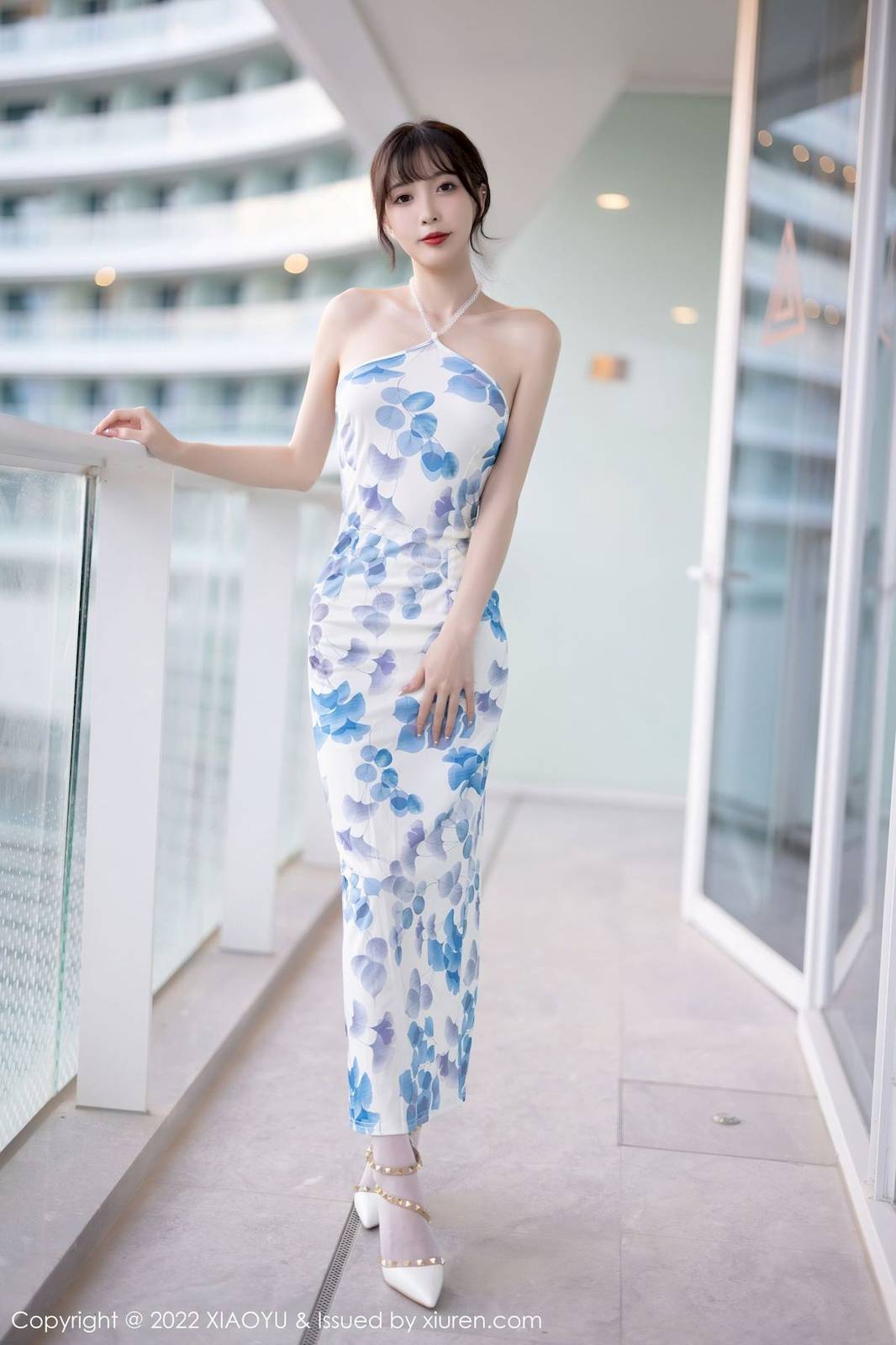 语画界美女模特林星阑露肩连衣短裙搭配白色丝袜性感写真-4