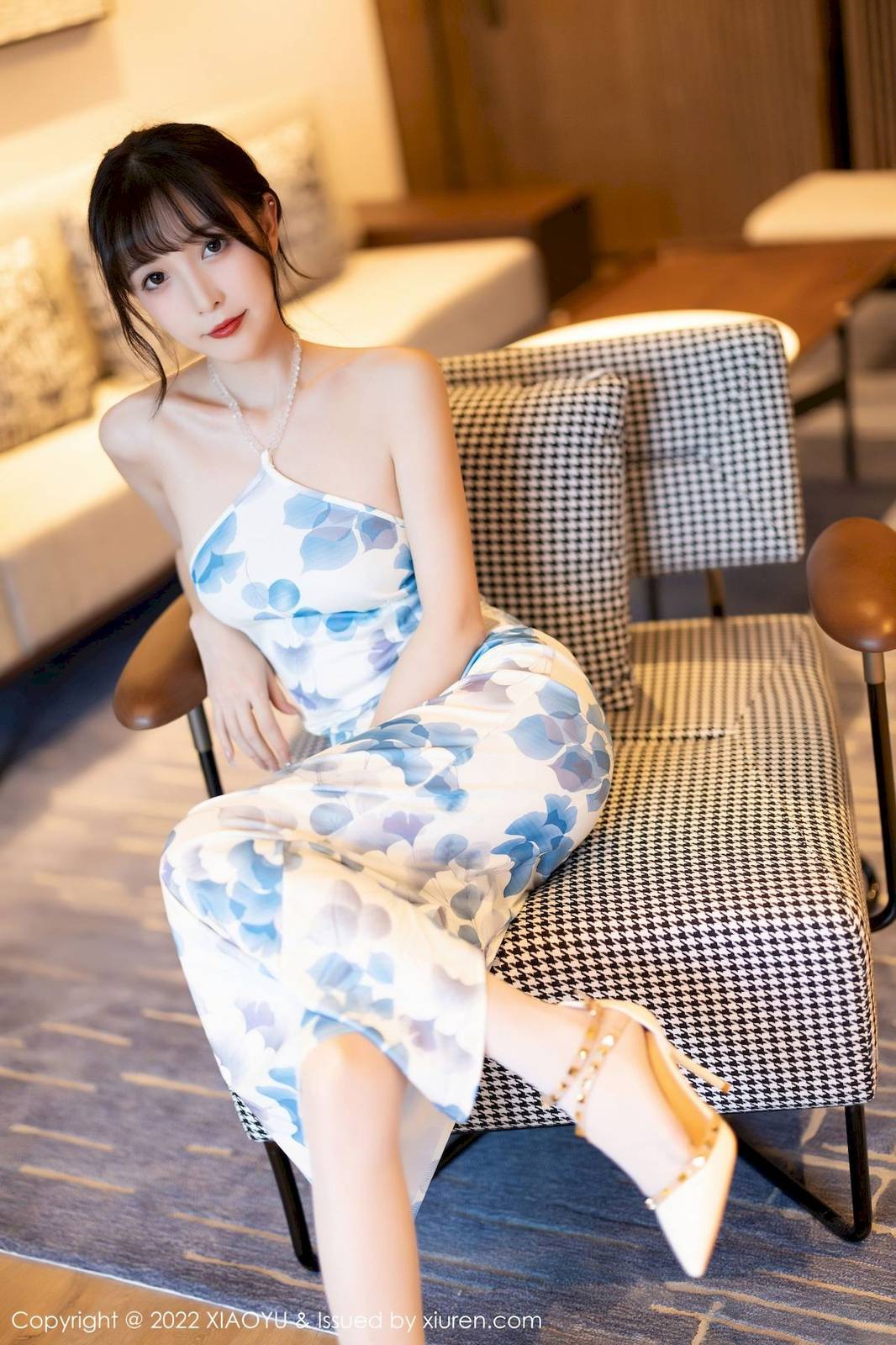 语画界美女模特林星阑露肩连衣短裙搭配白色丝袜性感写真-19