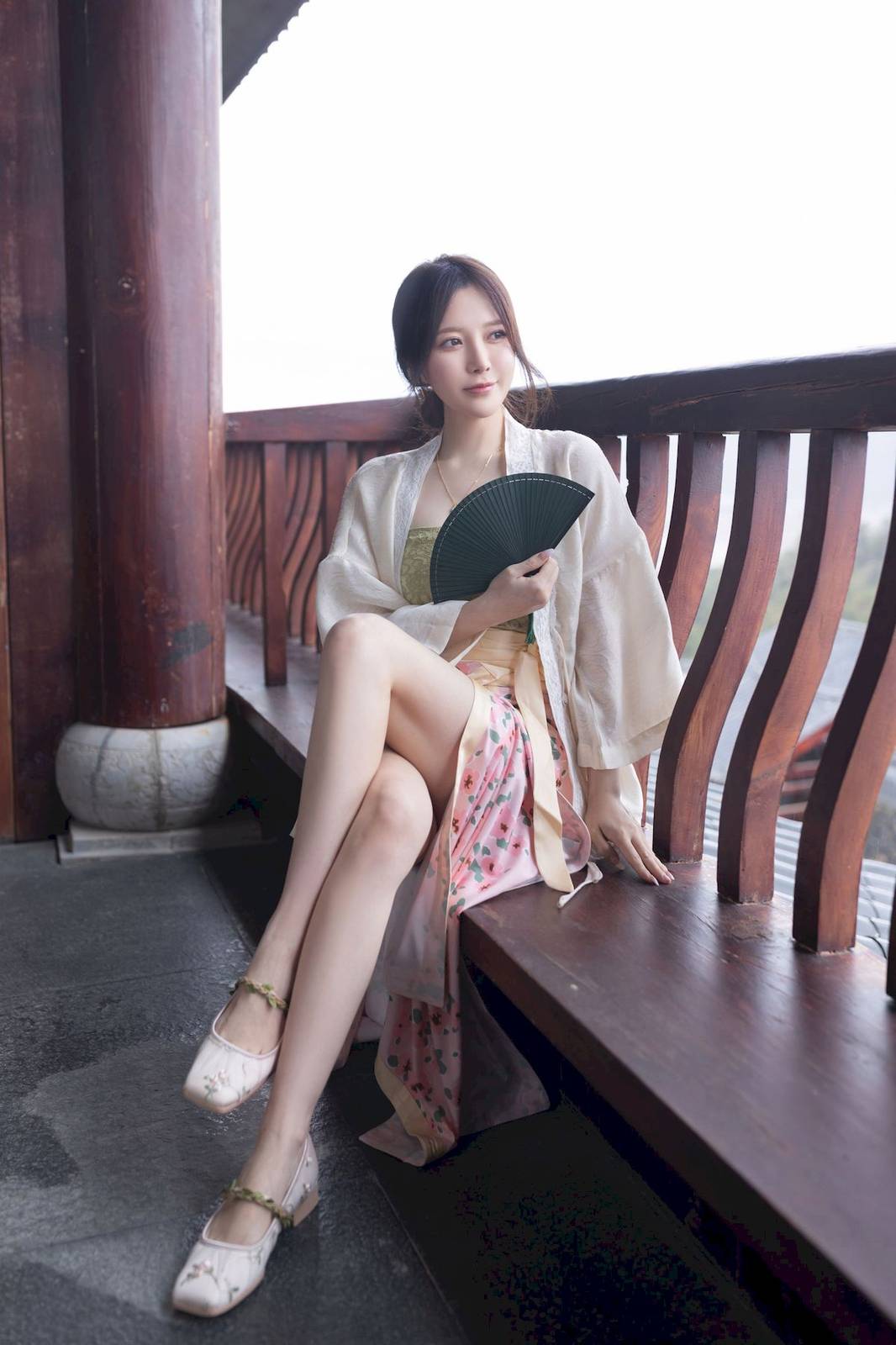 网络美女鱼子酱Fish紫色吊带长裙修长美腿居家私房写真-2