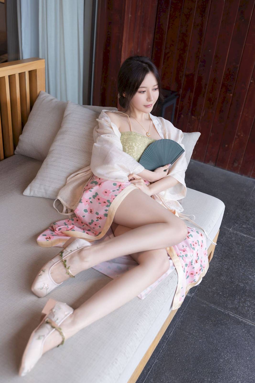 网络美女鱼子酱Fish紫色吊带长裙修长美腿居家私房写真-11