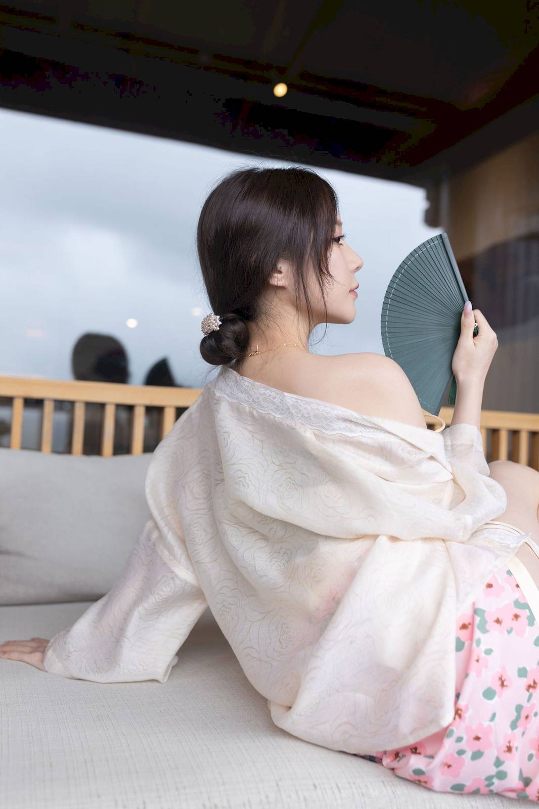 网络美女鱼子酱Fish紫色吊带长裙修长美腿居家私房写真-13