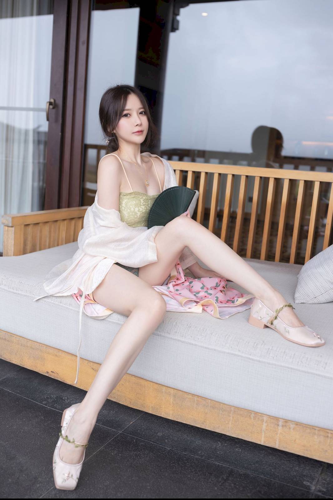 网络美女鱼子酱Fish紫色吊带长裙修长美腿居家私房写真-15