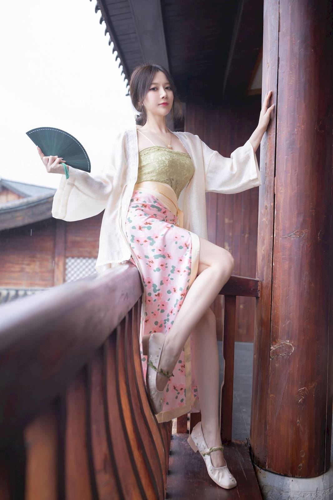 网络美女鱼子酱Fish紫色吊带长裙修长美腿居家私房写真-17