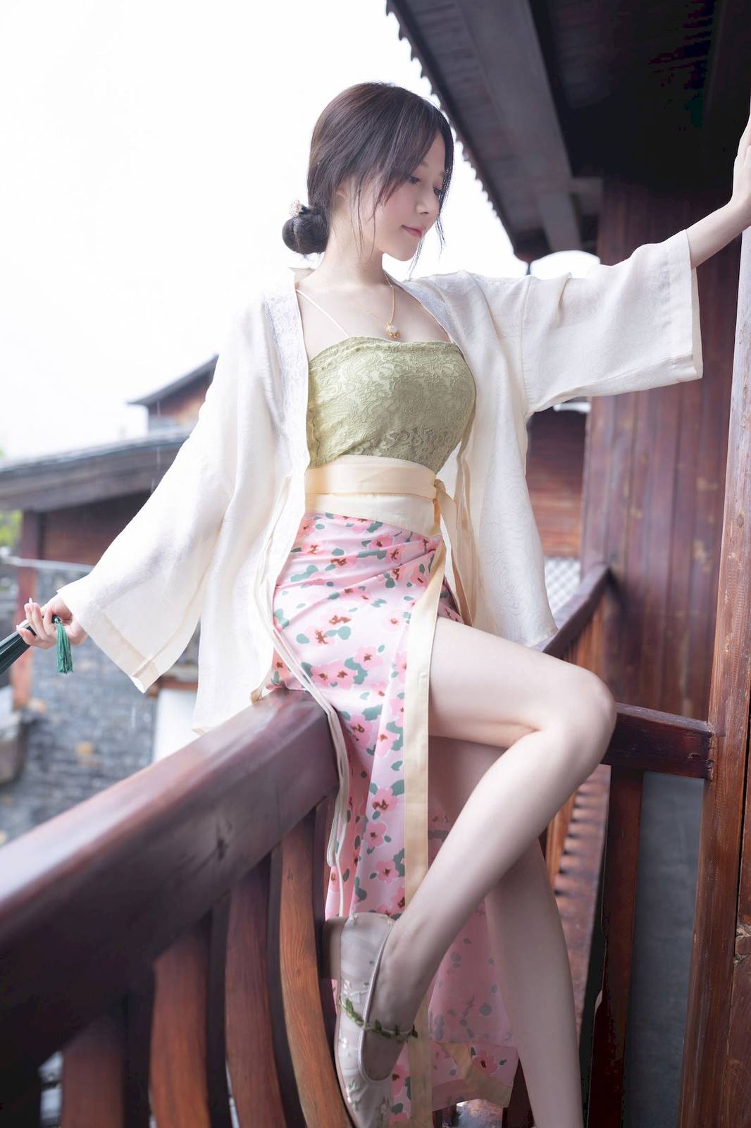 网络美女鱼子酱Fish紫色吊带长裙修长美腿居家私房写真-18