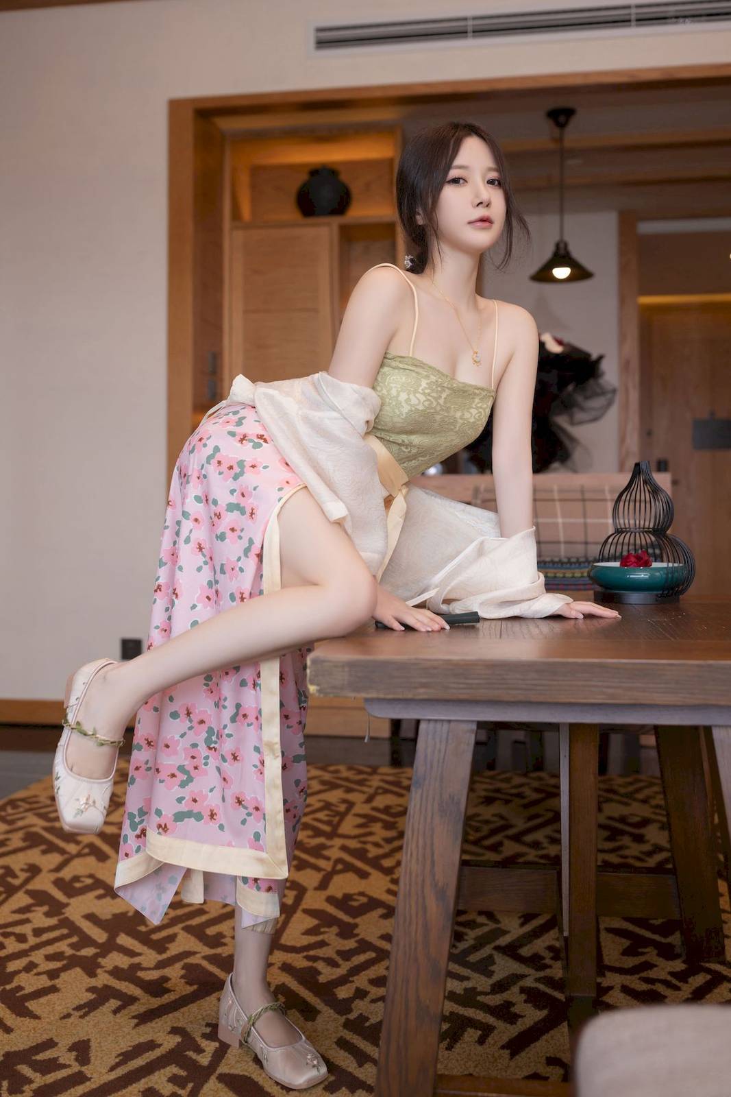 网络美女鱼子酱Fish紫色吊带长裙修长美腿居家私房写真-23