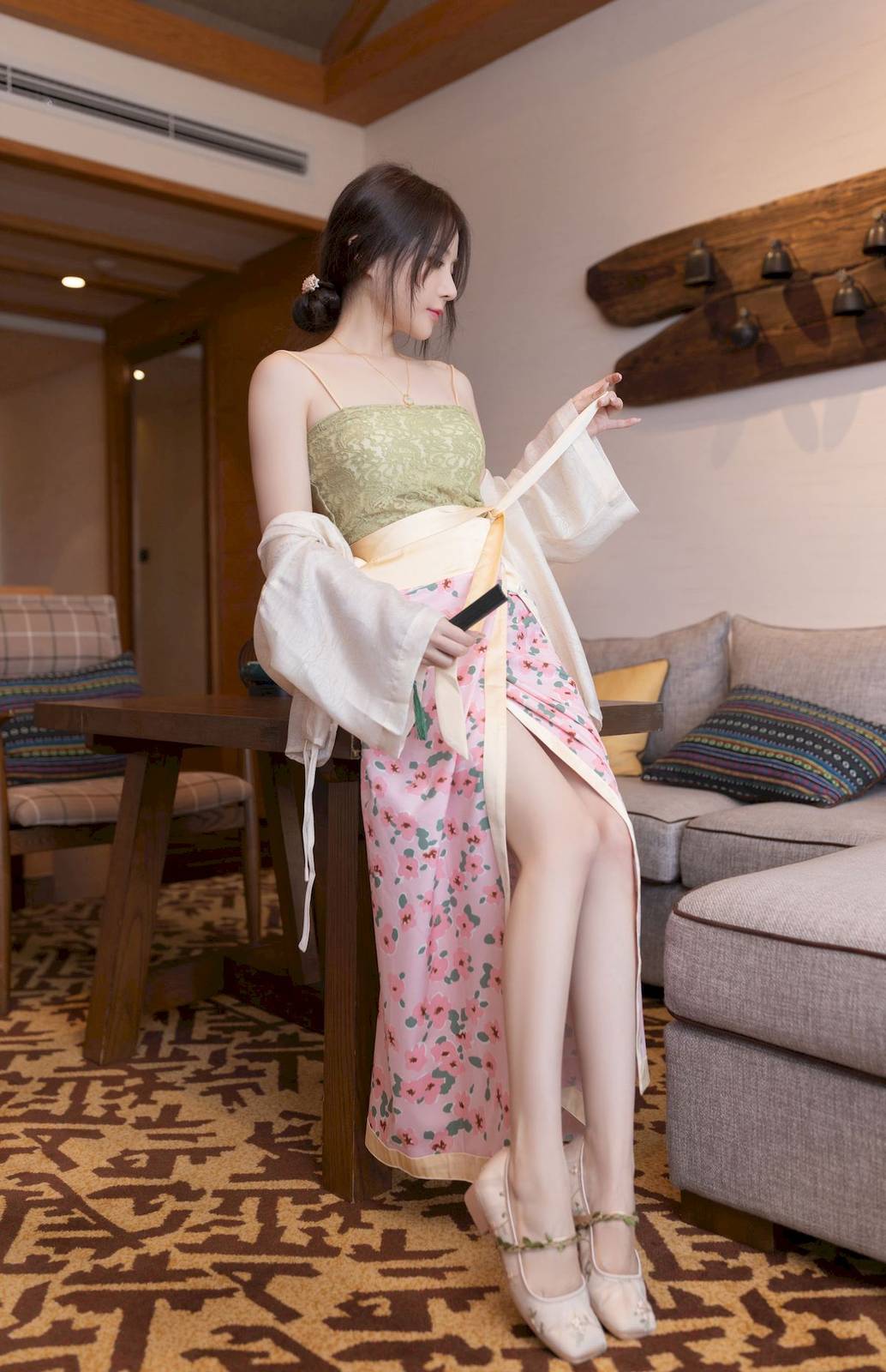 网络美女鱼子酱Fish紫色吊带长裙修长美腿居家私房写真-28