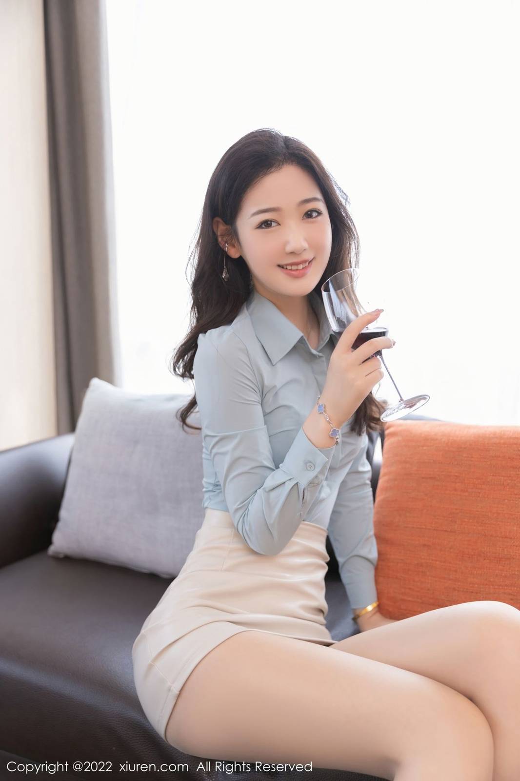 秀人网性感女神唐安琪淡蓝色上衣搭配白色短裙北京旅拍-4