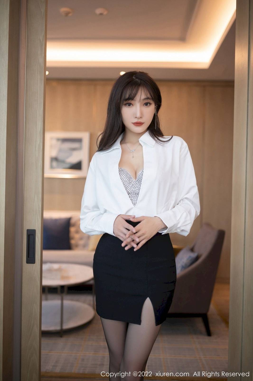 秀人网美女模特陆萱萱白色上衣搭配黑色短裙迷人写真-2