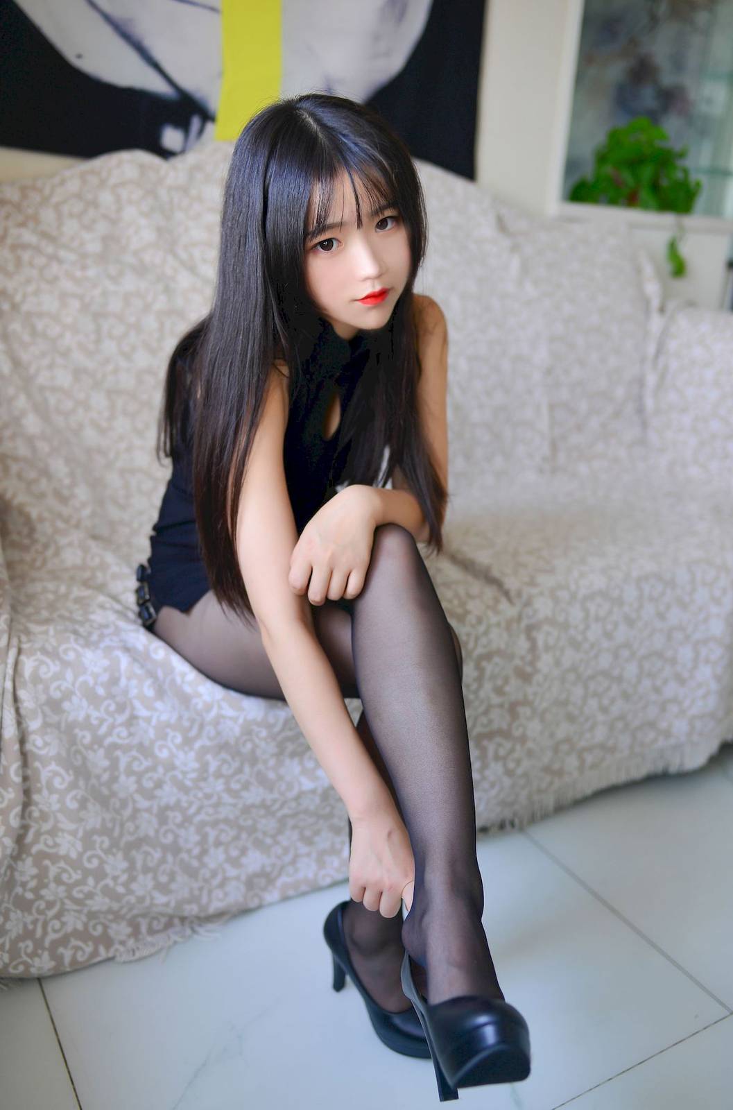 网络美女野子黑丝美腿搭配黑色包臀裙居家系列性感写真-8