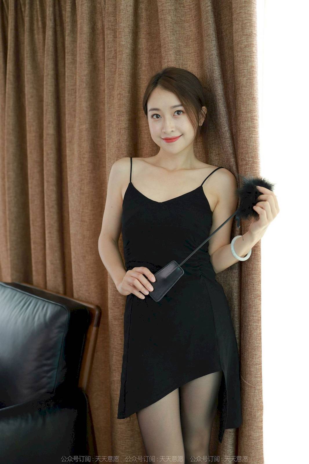 IESS异思趣向模特小婕黑色吊裙搭配黑丝美腿性感写真-25