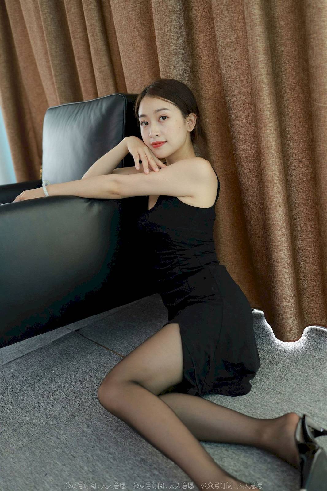 IESS异思趣向模特小婕黑色吊裙搭配黑丝美腿性感写真-30