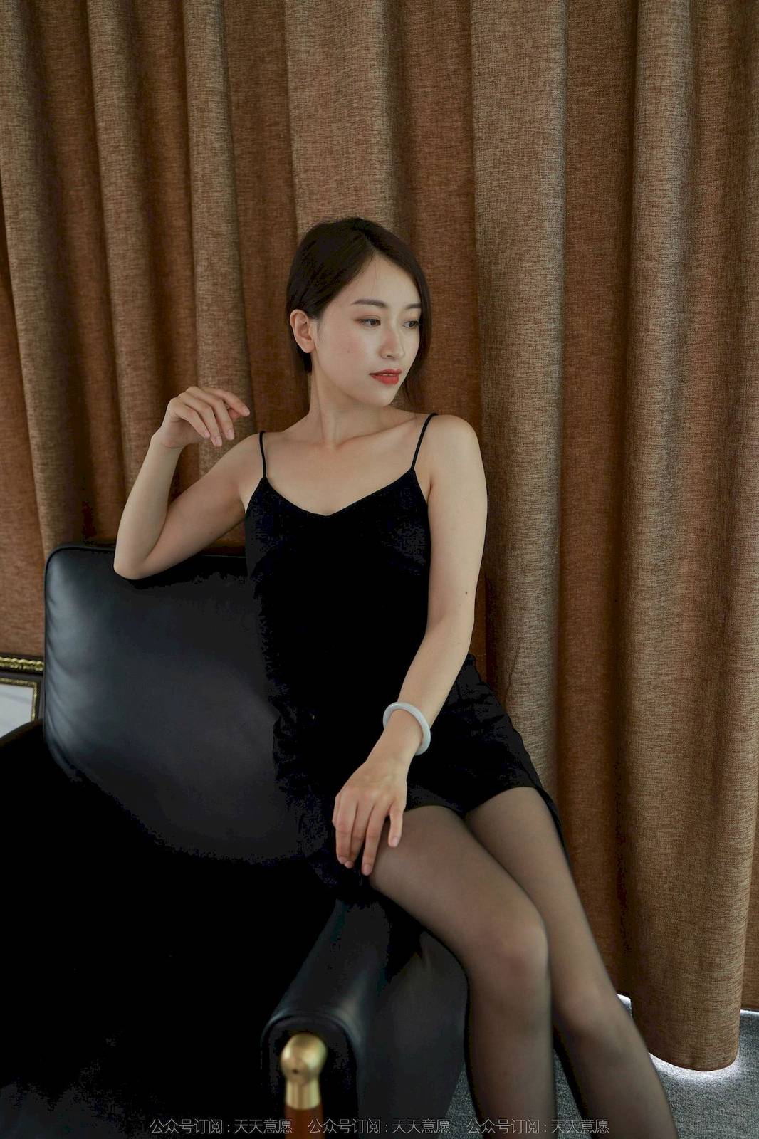 IESS异思趣向模特小婕黑色吊裙搭配黑丝美腿性感写真-42