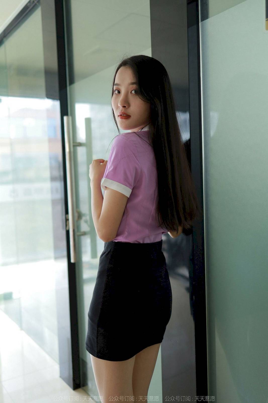 IESS异思趣向模特婉萍粉紫色职业装丝袜OL主题写真-3