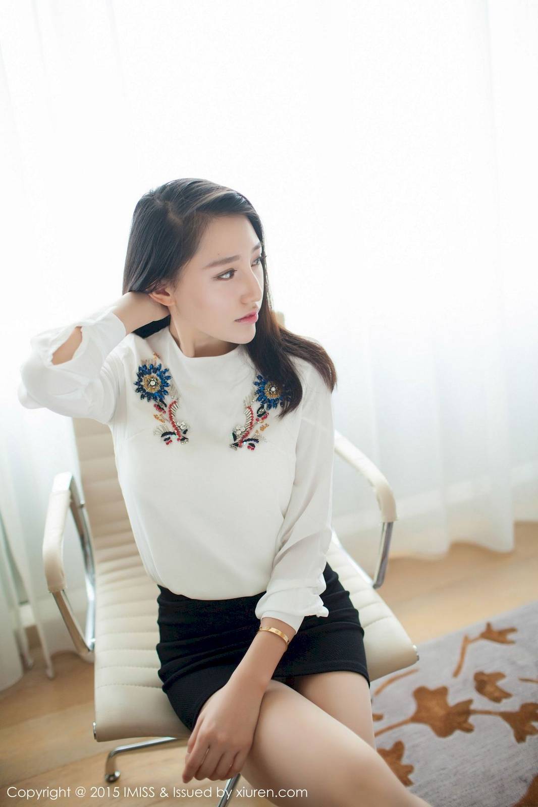 爱蜜社IMiss大长腿美女刘奕宁Lynn多套服饰丝袜OL系列写真-13