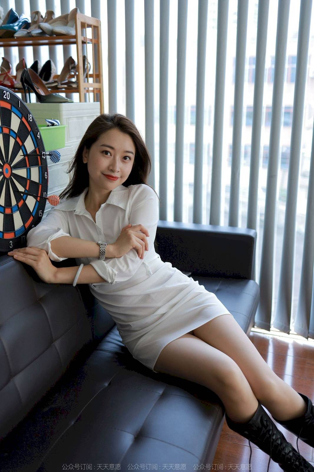 IESS异思趣向模特小婕白色包臀裙搭配肉色丝袜丝足美图-33