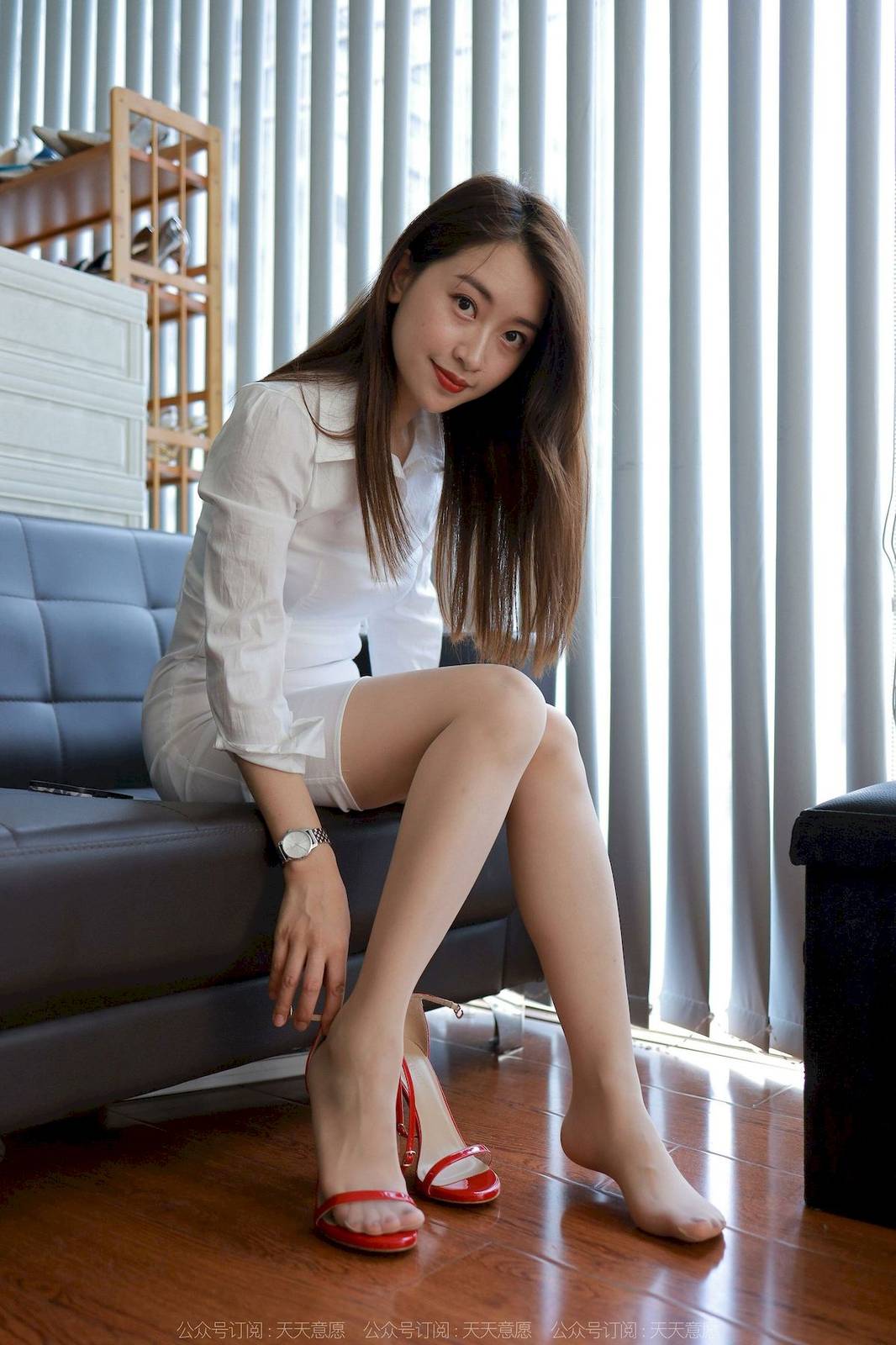 IESS异思趣向模特小婕白色包臀裙搭配肉色丝袜丝足美图-36