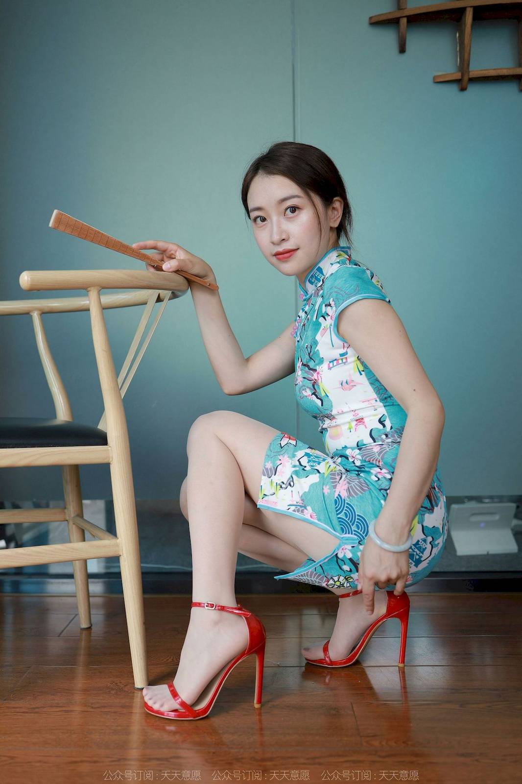 IESS异思趣向模特小婕旗袍搭配丝足美腿系列私房写真-24