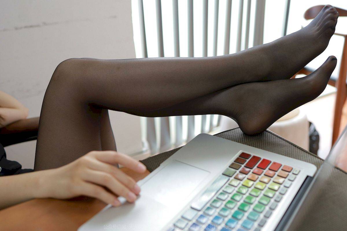 IESS异思趣向模特小婕夏日清凉装扮搭配黑丝美腿写真-57