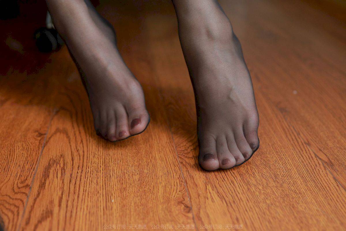 IESS异思趣向模特小婕夏日清凉装扮搭配黑丝美腿写真-65