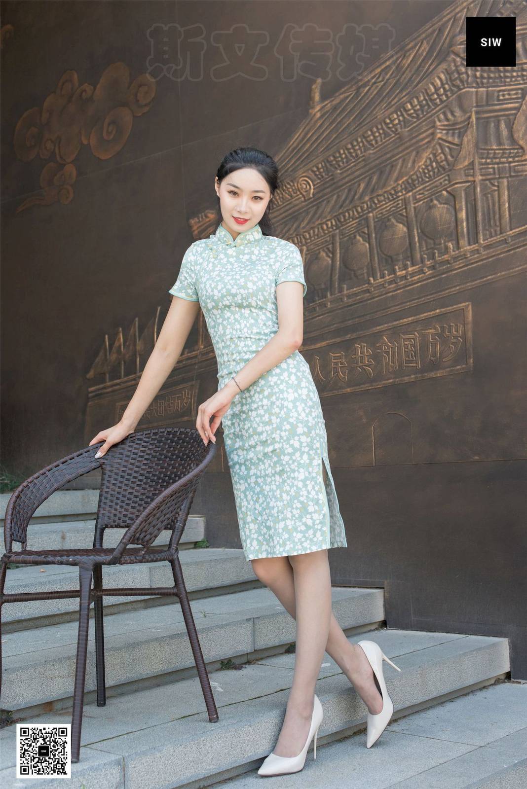 SIW斯文传媒模特乐饮国楼旗袍肉色丝袜玉足系列街拍-15