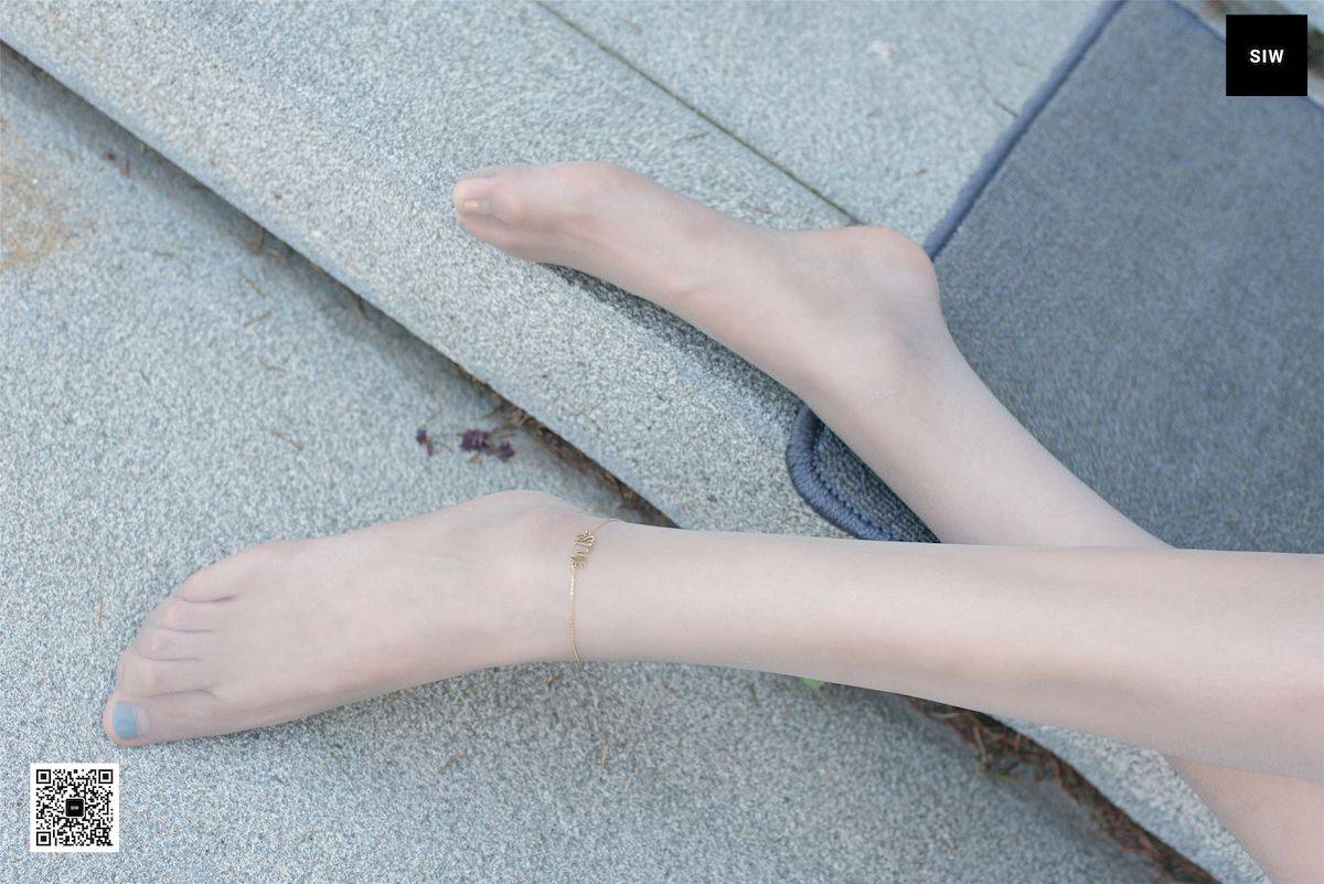 SIW斯文传媒模特乐饮国楼旗袍肉色丝袜玉足系列街拍-41