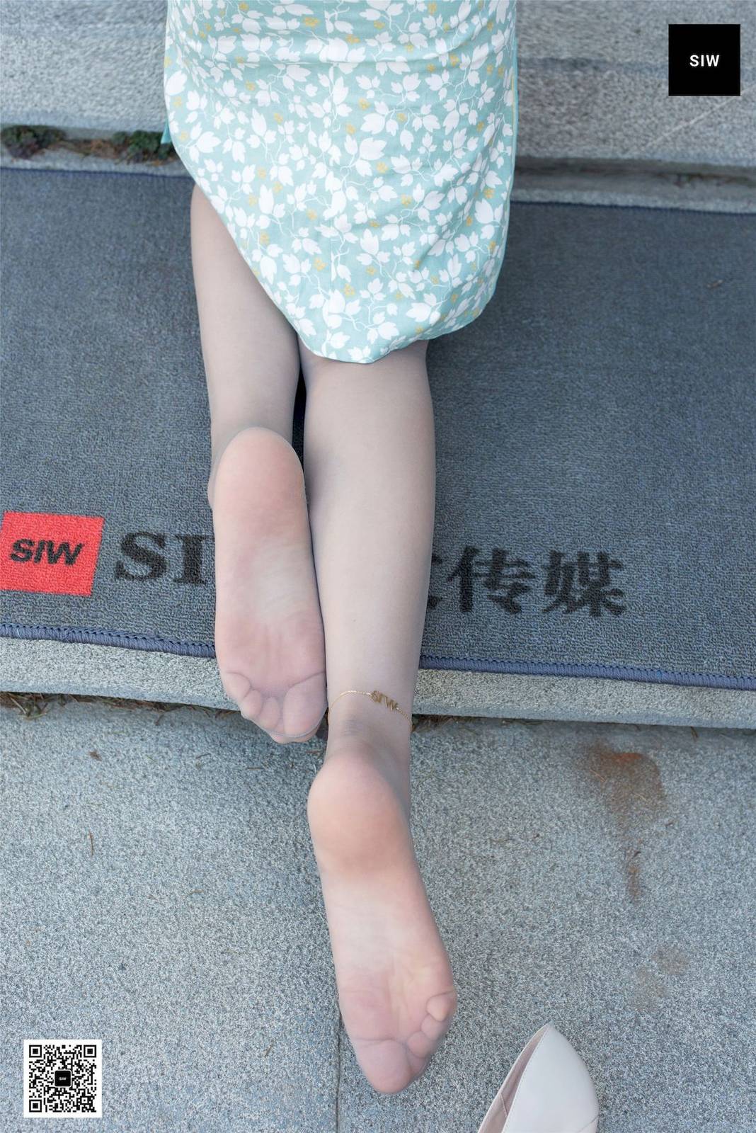 SIW斯文传媒模特乐饮国楼旗袍肉色丝袜玉足系列街拍-69