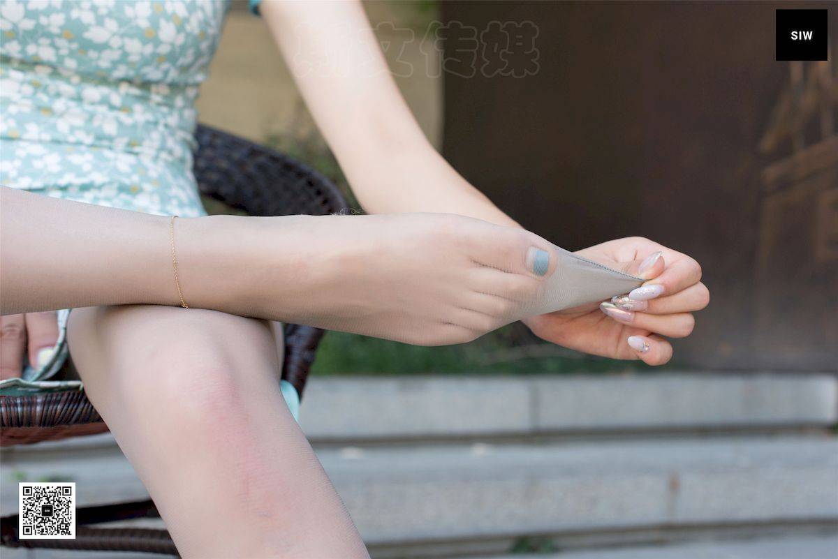 SIW斯文传媒模特乐饮国楼旗袍肉色丝袜玉足系列街拍-71